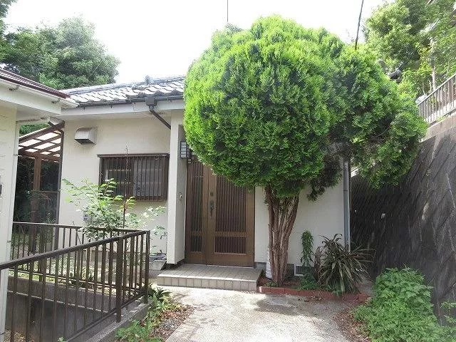 A calm single-story house for comfortable living on one floor