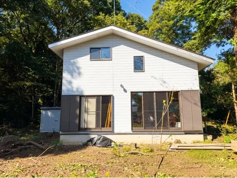 "Under renovation" A spacious and compact used house with a loft. Parking for 3 cars available.