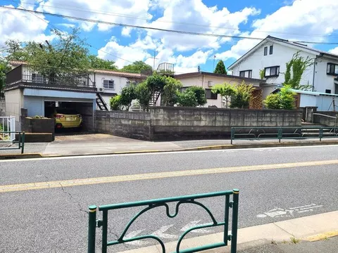 Enjoy hobbies and child-rearing! A comfortable living environment with a garage with a shutter, garden, and storage.