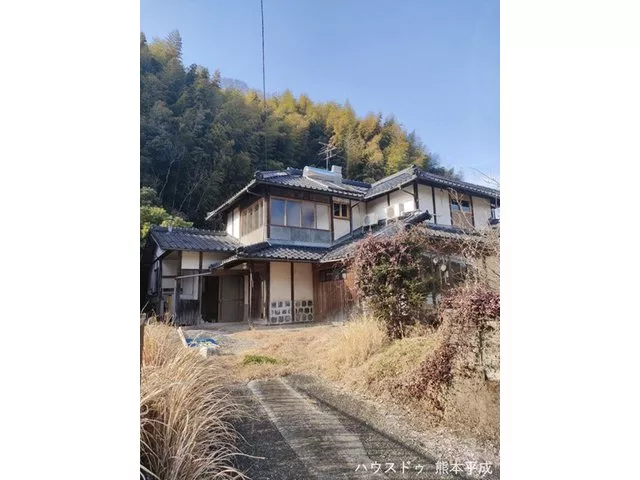 6 minutes by car to Kokkofarm! This is a 3LDK layout with some renovations done. Age of the building is not…