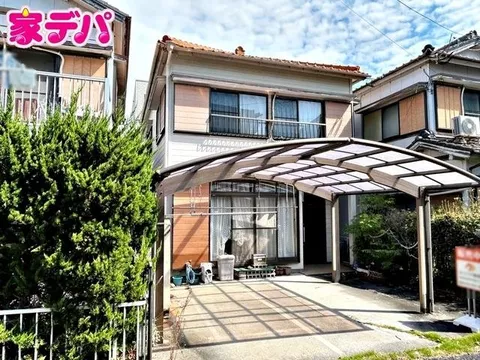 Spacious layout 4LDK with carport, supermarkets and convenience stores within walking distance! - Image 1