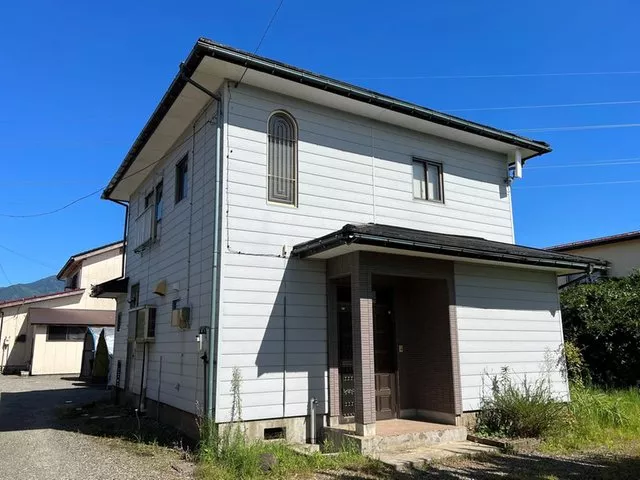 Very convenient environment with supermarkets and convenience stores within walking distance