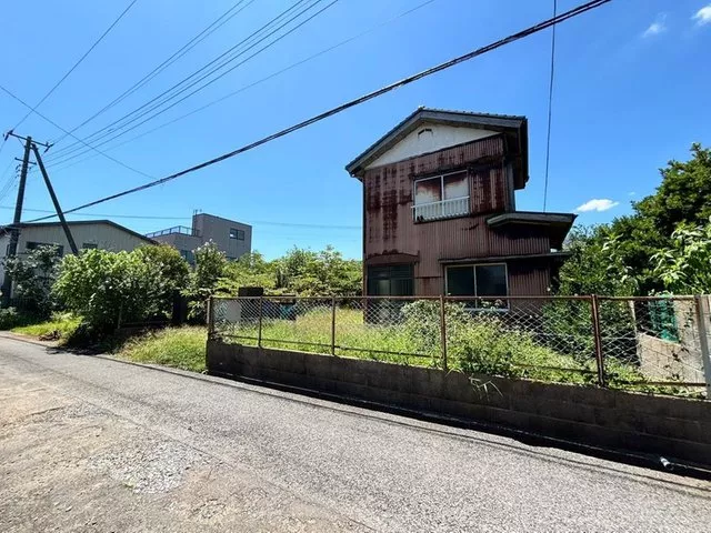 Spacious detached house with a large lot! Good lighting location!