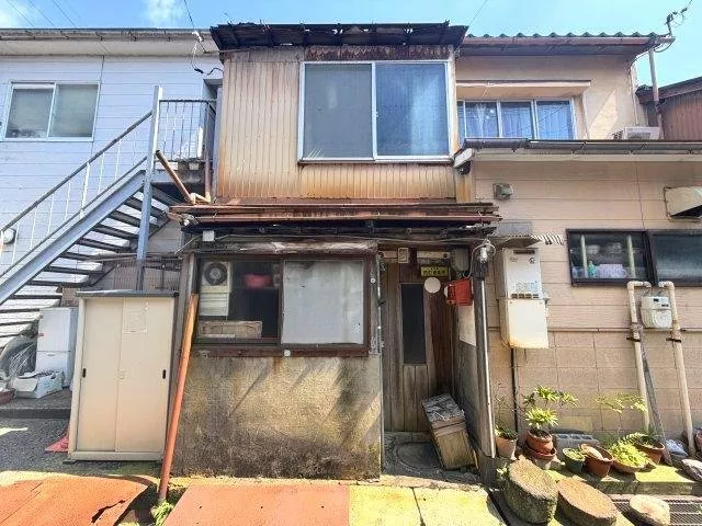 "The interior and exterior are beautifully finished!" Renovated and revitalized house