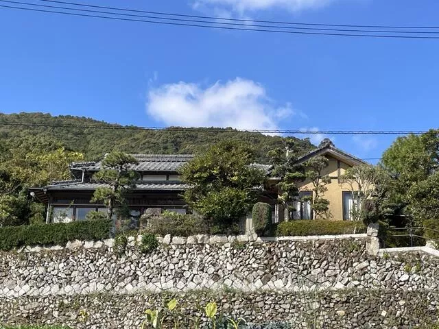 18 minutes on foot from JR Sanyo Main Line "Habu" Station