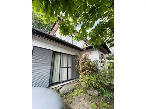 Approximately 190 tsubo of land area, lush greenery and a quiet living environment, spacious 5LDK