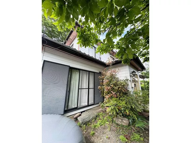 Approximately 190 tsubo of land area, lush greenery and a quiet living environment, spacious 5LDK