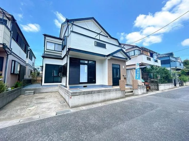 Open house held, renovation completed & immediate move-in available. 3 minutes on foot to Yax Drug. Full