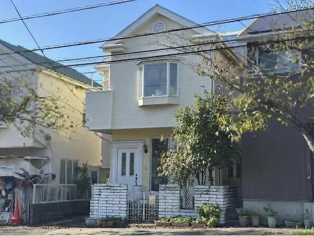 A 3LDK house facing southeast with good sunlight. Convenient location for shopping.