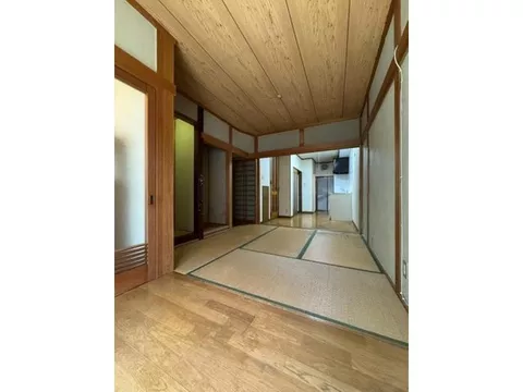 About 7 minutes on foot from Keihan Main Line "Neyagawa City" station! South-west facing balcony with good sunlight