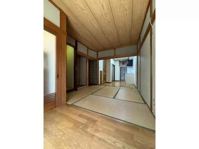 About 7 minutes on foot from Keihan Main Line "Neyagawa City" station! South-west facing balcony with good sunlight