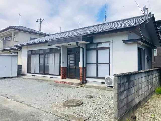 ■Popular single-story house. The kitchen, washbasin, and toilet seat have been partially repaired.