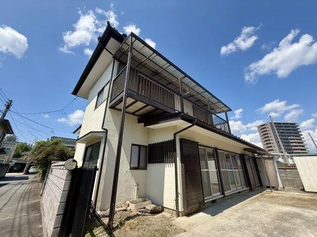 A south-facing 4DK that has been renovated and is comfortable to live in. Located in a quiet residential area with good sunlight.