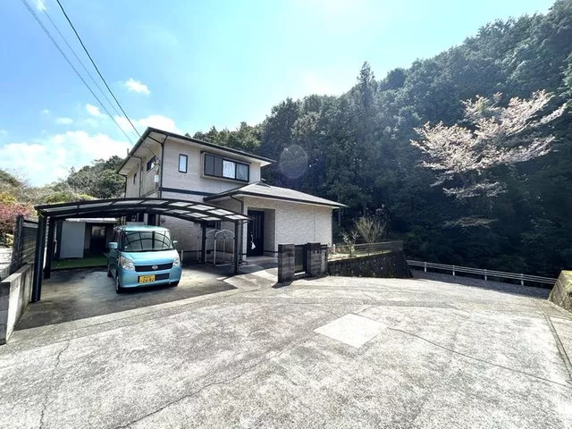 Spacious 94 tsubo! A generous residence with multiple parking spaces