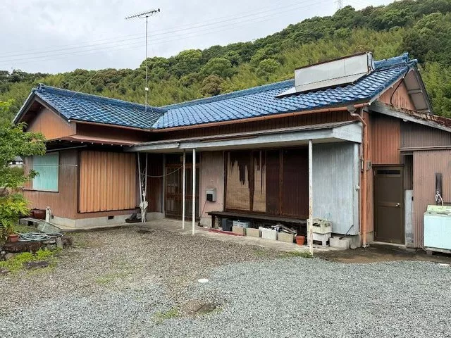 A used house in Kamikatsuki, rich in nature, offering a spacious living environment. The quiet residential area is also attractive.