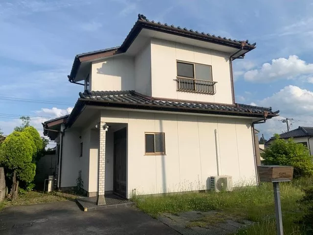 We have a used house in Yomukodai! Parking for 3 cars available!