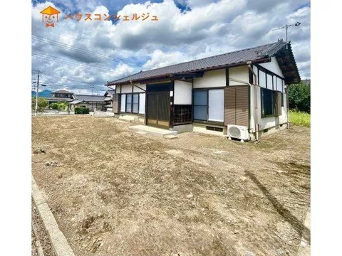 Popular single-story house, land area 121 tsubo, parking for 4 or more cars, new water facilities replaced