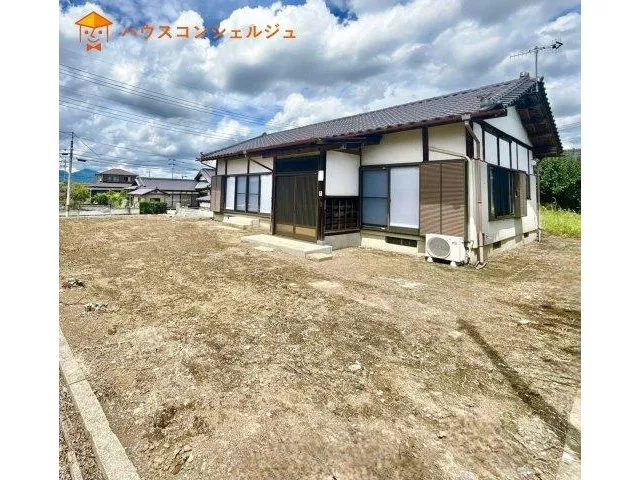 Popular single-story house, land area 121 tsubo, parking for 4 or more cars, new water facilities replaced