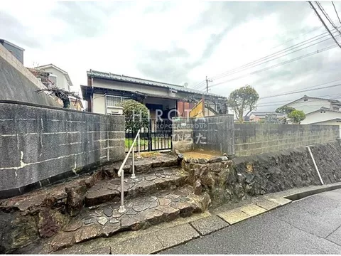 [Online reservation available] A single-story house 8 minutes on foot from Nishiyama Station. It is a corner lot of 332 square meters (100 tsubo).