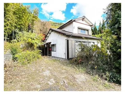 Land area of 117 tsubo, a two-story 6LDK surrounded by nature