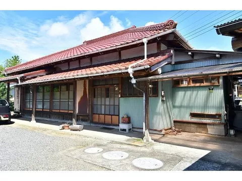Popular single-story house; charming old folk house. Recommended for country living or vacation homes.