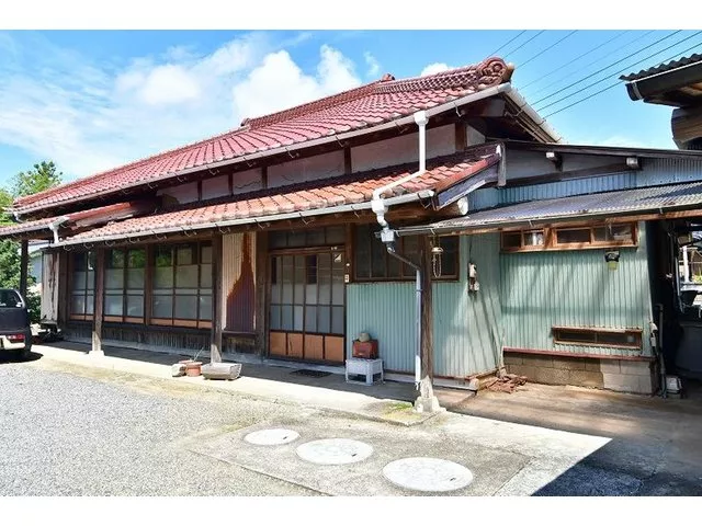 Popular single-story house; charming old folk house. Recommended for country living or vacation homes.