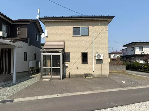 Convenient for daily shopping, just a 10-minute walk to Grand Mart Izumigai!