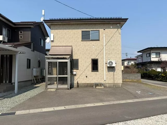 Convenient for daily shopping, just a 10-minute walk to Grand Mart Izumigai!