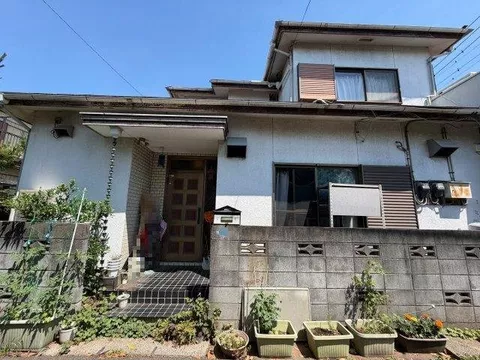 ◆ Residential property with store ◆ Parking for 3 cars available ◆ All rooms with flooring ◆ Bathroom over 1 tsubo ◆ Two toilets