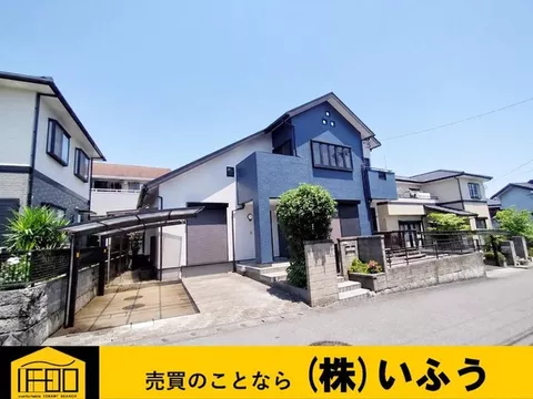 A house with a large roof in a quiet residential area. The spacious LDK and abundant storage, along with the open layout, are appealing.