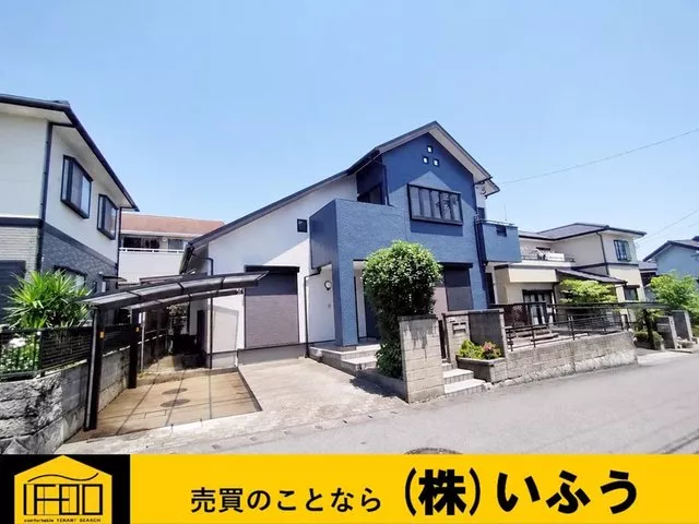 A house with a large roof in a quiet residential area. The spacious LDK and abundant storage, along with the open layout, are appealing.