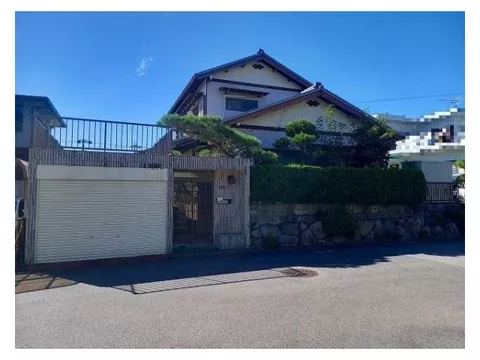 Quiet residential area, about a 4-minute walk to Sakuragaoka Elementary School, safe for commuting to school, good sunlight exposure.