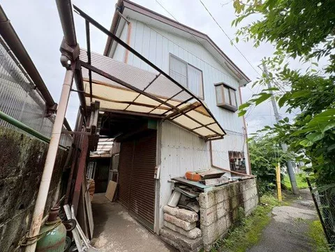 Structure: Wooden 2-story