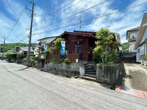 [Open House Scheduled] [Interior and Exterior Renovation Planned] 3LDK. Parking for 3 cars is planned.