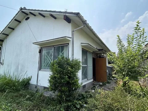 A wooden single-story 3DK home located in a quiet area, just a 10-minute walk from Yōgai Station, where you can spend time overlooking the garden from the engawa (veranda).