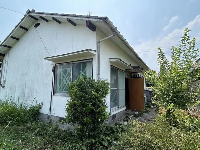 A wooden single-story 3DK home located in a quiet area, just a 10-minute walk from Yōgai Station, where you can spend time overlooking the garden from the engawa (veranda).