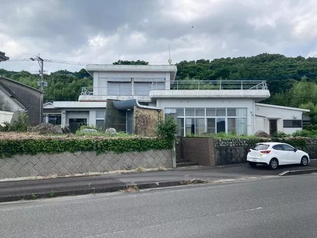 Ocean view concrete house overlooking the sea