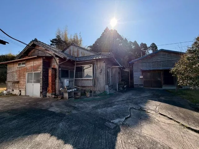 Vast land over 449 tsubo, perfect for enjoying home gardening and landscaping, parking for more than 5 cars available