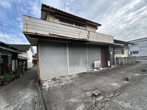 A 2-story 7DK house with a south-facing lot of 126 tsubo, capable of parking 6 cars, with good sunlight.