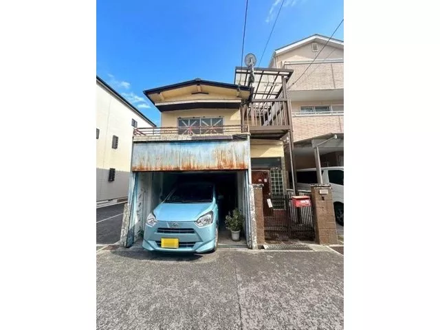 ◇ 4DK with two balconies! ◇ Garage with shutter for security