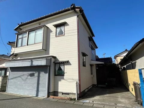 A property with a garage located in a quiet and livable residential area!