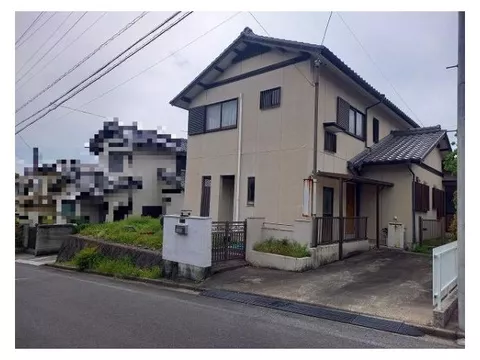 Quiet residential area with good sunlight exposure on the east side road, parking for 2 cars available (depending on vehicle type).