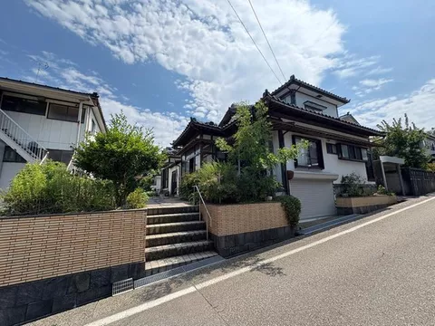 Within walking distance to nursery and elementary school♪ Garage with electric shutter♪