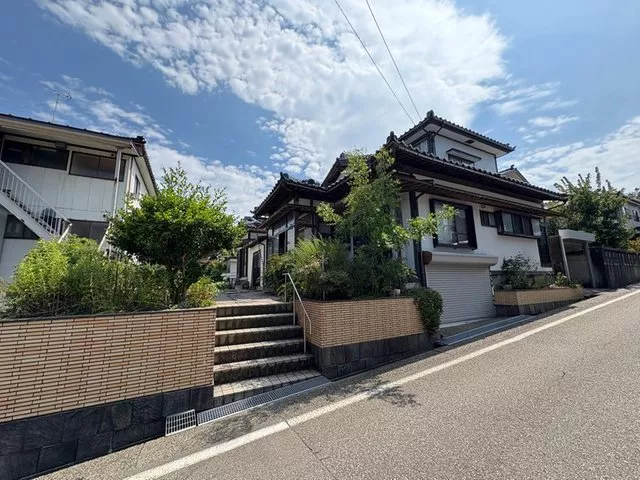 Within walking distance to nursery and elementary school♪ Garage with electric shutter♪