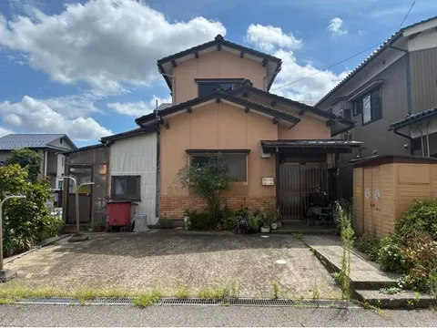 Parking for 3 cars available, quiet residential area, corner lot, all rooms over 6 tatami mats, elementary school within a 10-minute walk