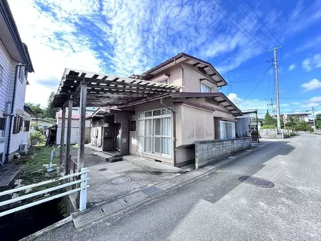 A south-facing two-story house with 6DK and a Japanese-style room connected by sliding doors, along with a covered car space.