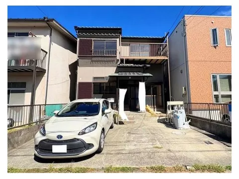 ／Renovated in August 2025・All rooms have two sides of sunlight・Ample storage・Surrounding commercial facilities are abundant／
