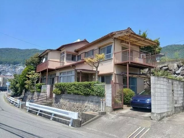 A lush living environment with over 143 square meters of total floor area. A hillside residence within walking distance to elementary and middle schools.