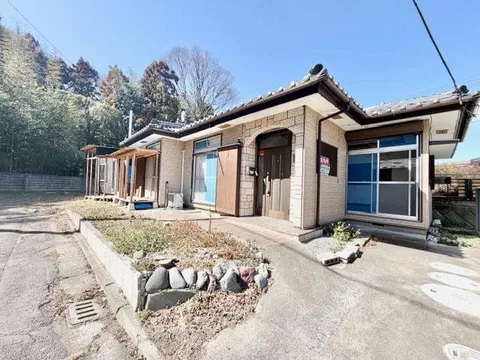 【Renovated Single-Story Detached House】Includes a prefabricated unit suitable for living on a 97 tsubo lot