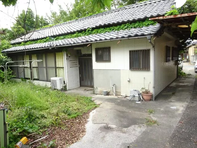 Existing residential land, buildable. Includes an old house and a warehouse that can also serve as a residence on the property.